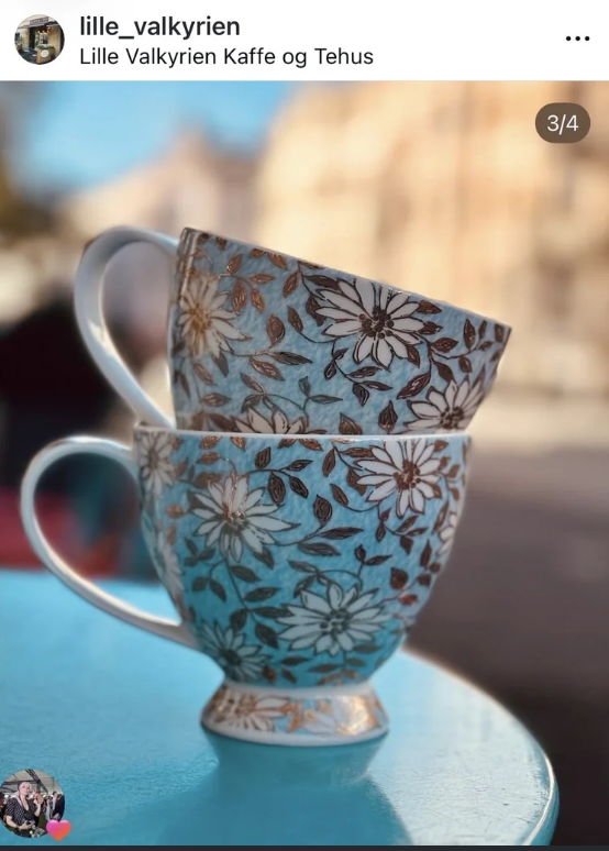 Lille Valkyrien – tekopper med blomstermotiv